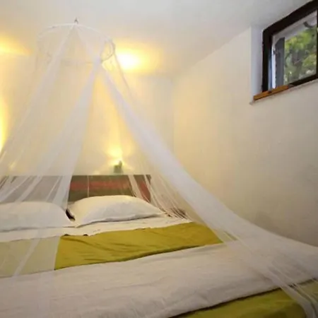 Robinson House On The Beach Vakantiehuis Sumartin